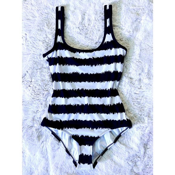 Moving Sale! EUC Michael Kors Zebra Striped Swimwear Size 4 (tag wrong) - Picture 6 of 12
